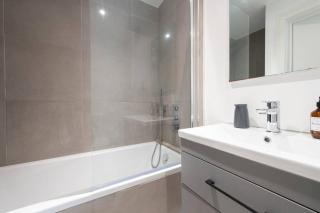 Elevated Elegance: 1BR 1BA Flat in Wellmeadow Rd - London - 1