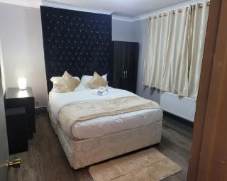 Evergreen 2bedroom-sleeps up to 7,2 bathroom - Hornchurch - 1