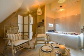 Welcome to Coachella / Jacuzzi - 1