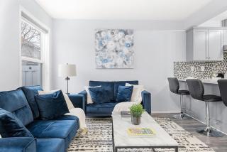 Large Townhome Near Anthony Henday in Ellerslie with Driveway & Visitor Parking, King Bed, 4 Queen Beds, Fully Equipped Kitchen & More! - 4