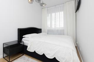 Stylish Apartment Przedpole with Balcony & Parking by Noclegi Renters - Varsavia - 0