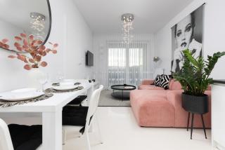 Stylish Apartment Przedpole with Balcony & Parking by Noclegi Renters - Varsavia - 3