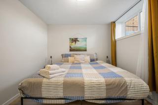 Private Town Home with Free Banff Access, Netflix, King Bed, Fully Equipped Kitchen, Sleeps 4 - Calgary - 1