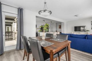 4 Bedroom Town Home with Garage Parking, Fast WiFi, Smart TV with Netflix, Fully Equipped Kitchen, Sleeps 10, Ideal for Families - 7