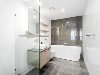 Surfers Paradise New Beachfront Apartments - 3