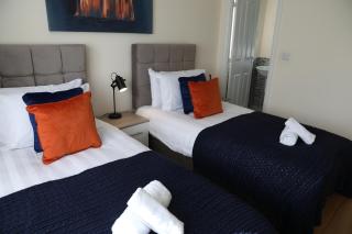 Spacious home with office and double driveway & FREE Wifi By ULTIMATE HOMES AWAY - 5