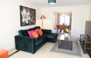 Spacious home with office and double driveway & FREE Wifi By ULTIMATE HOMES AWAY - Winnersh - 8