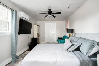 Guest Suite & Bathtub in the Village - 7