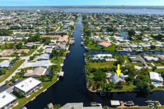 Waterfront! Oversize Corner Yard, Dock w/lift, Hot Tub & Pool - Villa Tropical Calusa - Roelens - Cape Coral - 7