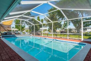 Waterfront! Oversize Corner Yard, Dock w/lift, Hot Tub & Pool - Villa Tropical Calusa - Roelens - Cape Coral - 5