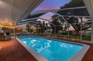 Waterfront! Oversize Corner Yard, Dock w/lift, Hot Tub & Pool - Villa Tropical Calusa - Roelens - Cape Coral - 4