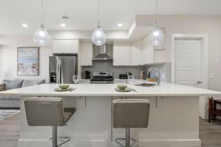 Private Suite with Free Banff Pass, Netflix, Patio, Sleeps 4 - Calgary - 1