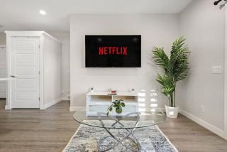 Private Suite with Free Banff Pass, Netflix, Patio, Sleeps 4 - Calgary - 3