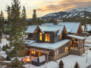 Steps from Shuttle! STUNNING views! Luxury finishes, backs to Nordic Trails, easy access to Peak 8! - 9