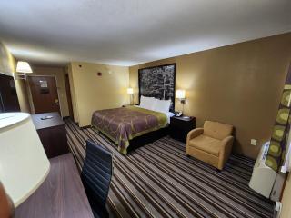 Super 8 by Wyndham Pine Bluff - 1