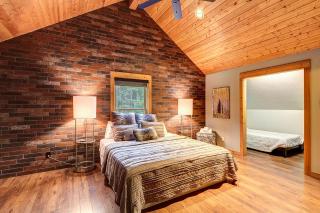 Gorgeous updated mountain home just minutes from the slopes, private hot tub, pool table! - 4