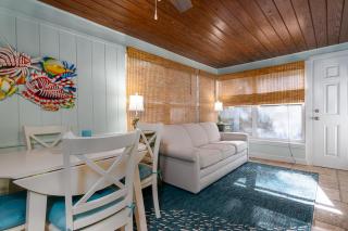 Turtles Nest Pool Home ~ Hot Tub ~ Walking Distance to the Beach - 821 E. 11th - New Smyrna Beach - 6