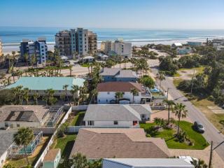 NEW RENTAL Beach Side Base Camp ~ Luxury Home within WALKING DISTANCE to beach shopping dining - New Smyrna Beach - 6