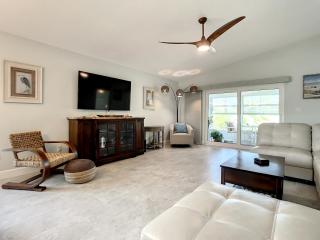 NEW RENTAL Beach Side Base Camp ~ Luxury Home within WALKING DISTANCE to beach shopping dining - New Smyrna Beach - 3