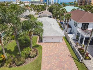 NEW RENTAL Beach Side Base Camp ~ Luxury Home within WALKING DISTANCE to beach shopping dining - New Smyrna Beach - 5