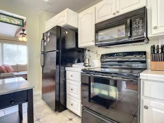 Charming Carriage House near Historic Canal Street Minutes to the Beach - New Smyrna Beach - 2