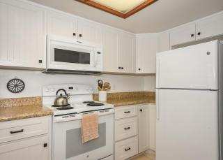 Beautifully updated bright and cheery 2nd story condo near pool beach access- SC261 - Edgewater - 4