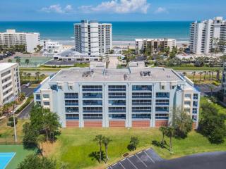 Gorgeous Oceanwalk Condo on the corner with superb views of the ocean. OW1-201 - New Smyrna Beach - 9