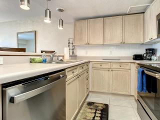 Stunning 22 Condo with peek-a-boo views of the ocean across the street. OW1-505 - New Smyrna Beach - 4