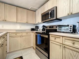 Stunning 22 Condo with peek-a-boo views of the ocean across the street. OW1-505 - New Smyrna Beach - 3
