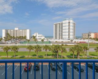 Gorgeous 3 Bed 2 Bath Condo with Peek A Boo Views of the Ocean. OW20-404 - New Smyrna Beach - 9