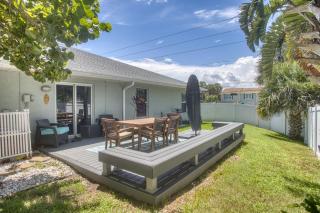 Modern Home Across from Beach 32 w 1-car Garage ~ Large fenced yard with deck - New Smyrna Beach - 9