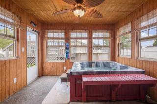 Hot Tub Hideaway 3 BR - 0