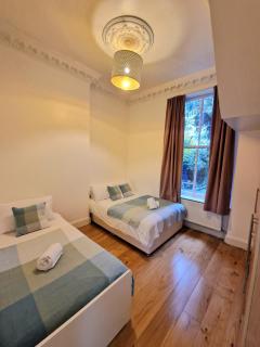 Lovely Ground Floor Home with High Ceiling and a Private Garden with Deck by Earl's Court Station - Londres - 1