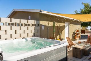 Mojave Lofi - Bright and Airy home 25 min from Joshua Tree National Park - Hot Tub, Cal-King Beds, Game Room - 9