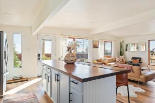 Mojave Lofi - Bright and Airy home 25 min from Joshua Tree National Park - Hot Tub, Cal-King Beds, Game Room - Yucca Valley - 1