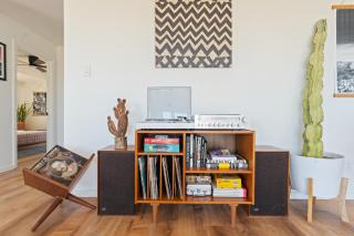 Mojave Lofi - Bright and Airy home 25 min from Joshua Tree National Park - Hot Tub, Cal-King Beds, Game Room - 6