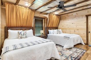 SmokiesBoutiqueCabins would love to host you at Dolly's Cute Cabin! 4 Suites with Private Bathrooms - Hot Tub, Fire Pit, Game Room, Resort Pool open Memorial Day through Labor Day! - Gatlinburg - 2