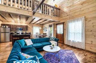SmokiesBoutiqueCabins would love to host you at Dolly's Cute Cabin! 4 Suites with Private Bathrooms - Hot Tub, Fire Pit, Game Room, Resort Pool open Memorial Day through Labor Day! - 1