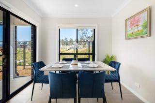 Relaxing Two-Level Retreat in Austral, NSW - Austral - 9