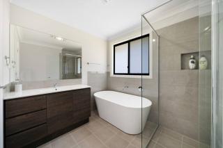 Relaxing Two-Level Retreat in Austral, NSW - Austral - 8
