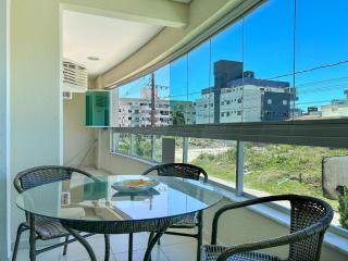 Apto na praia de Bombas, ótima localização - 1