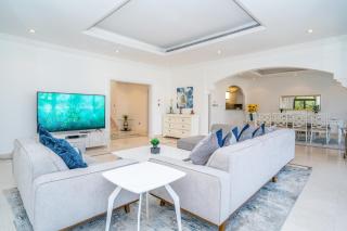 Vacay Lettings -Private Pool & Beach Villa at Palm Jumeirah - 1