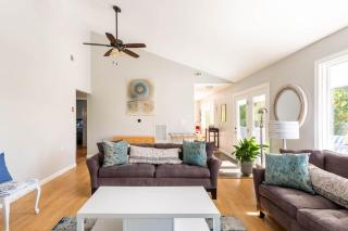 Unique Retreat with Private Patio, 4 King Beds and BBQ - Groton - 7