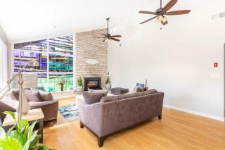 Unique Retreat with Private Patio, 4 King Beds and BBQ - Groton - 8