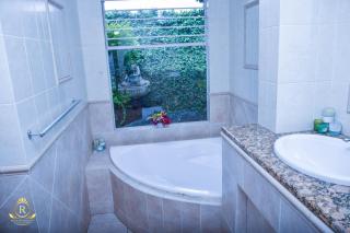Royal Highness Lux Guesthouse - Carletonville - 9
