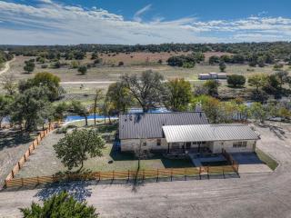 Ranch Retreat Combo with Stunning Creek View-Fire Pit - Fredericksburg - 9