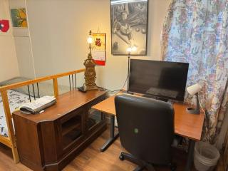 Friendly and cozy home with separate entrance No Pets Allowed - Burnaby - 4