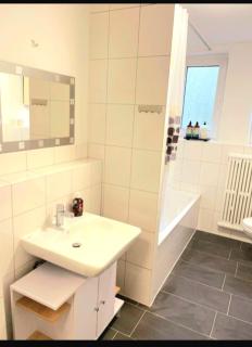 City Apartment Duisburg 2#Netflix &Wlan &Kingsize Bett & Kaffee Maschine & Central & 500m Innenhafen & 2 min U Bahn - Duisburg - 1