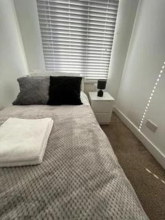 Seaforth Apartments 2 Bedroom Apartment with Parking and Garden by RockmanStays - Southend-on-Sea - 5
