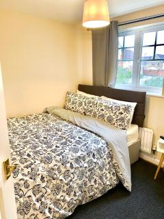 Impeccable 2-Bed Apartment in London - 6